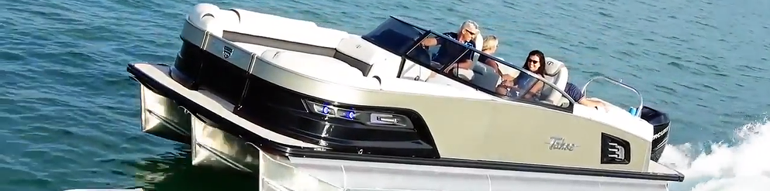 4 people on a pontoon boat dashing through the lake.